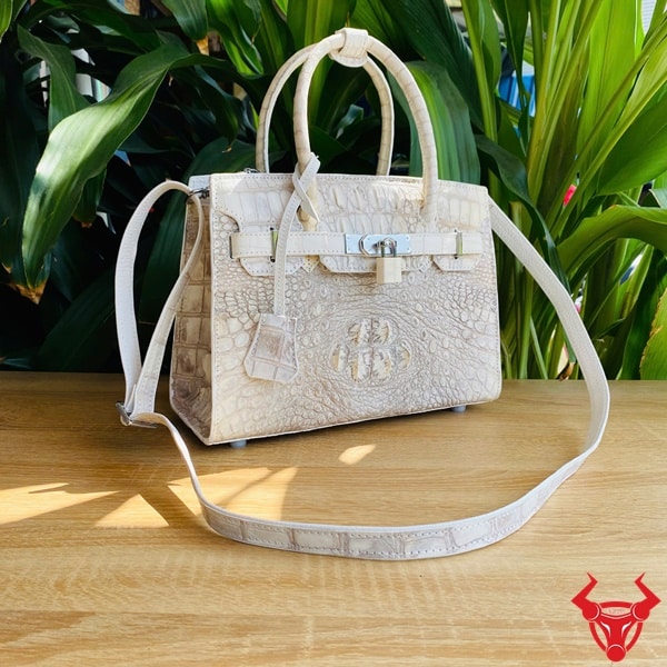 Đường may thủ công trên túi Hermes Da Cá Sấu Bạch Tạng