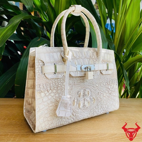 Túi Hermes Da Cá Sấu Bạch Tạng góc nghiêng sang trọng