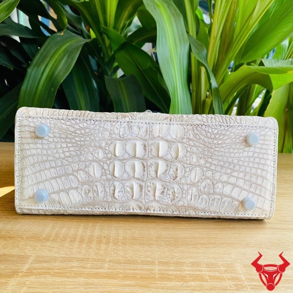 Đáy túi Hermes Da Cá Sấu Bạch Tạng có đinh chống trầy