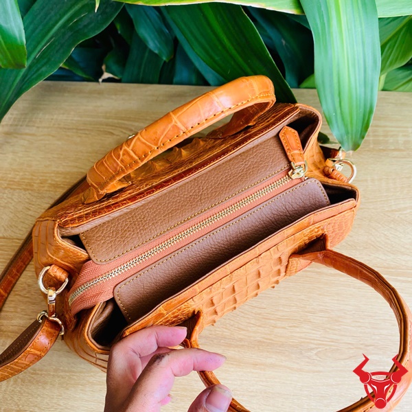HM-9 – Túi Xách Da Cá Sấu Quý Phái, Đẳng Cấp Thời Trang Túi HM-9 da cá sấu vàng bò – sang trọng, nghệ thuật và đẳng cấp.