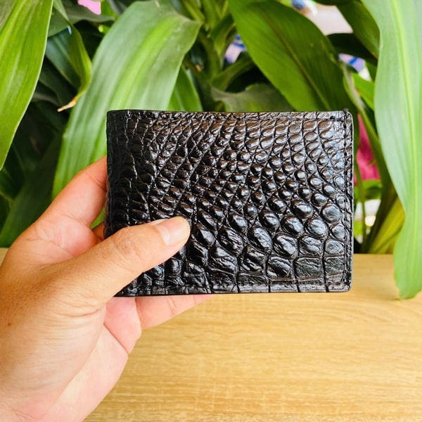 Ví cá sấu mini sơn cạnh đen sang trọng cho quý ông lịch lãm.