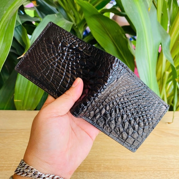 Ví mini da cá sấu VFAA5 – biểu tượng của gu thời trang đẳng cấp.