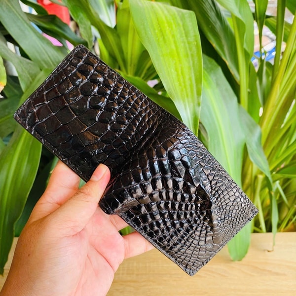 Ví mini da cá sấu VFAA5 – khẳng định phong thái lịch lãm.