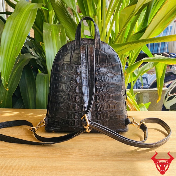 DBA4 – Balo Nữ Da Cá Sấu Gù Chính Hãng Màu Đen Ảnh balo nữ da cá sấu gù đen kiểu dáng nhỏ gọn.