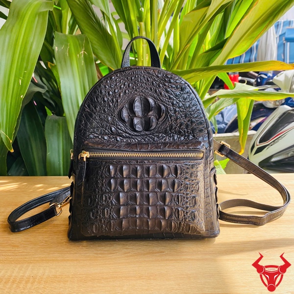 Balo Nữ Da Cá Sấu Gù DBA4 Đen – Thiết Kế Sang Trọng Hình ảnh balo nữ da cá sấu gù màu đen DBA4 kiểu dáng sang trọng.