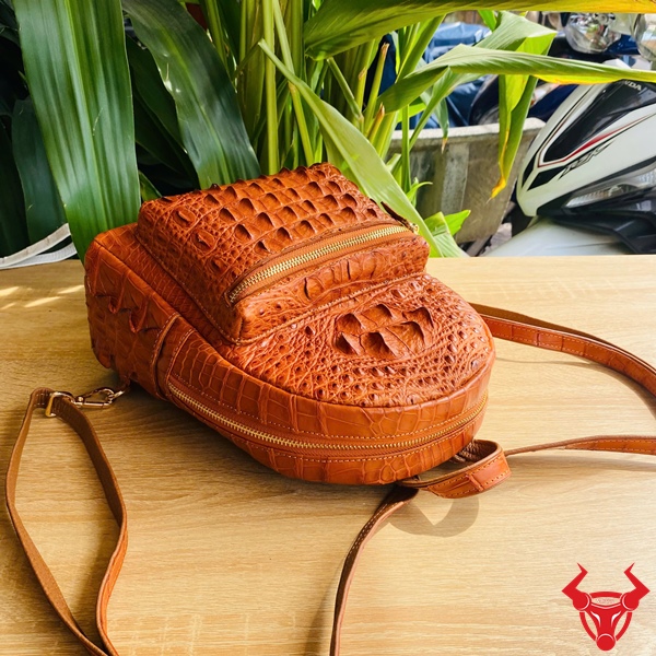 Balo Da Cá Sấu Gù DBA4 – Tone Vàng Bò Sang Trọng Balo da cá sấu gù vàng bò thiết kế cao cấp.