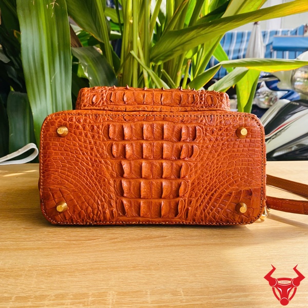 Balo Vàng Bò Nữ – Chất Liệu Da Cá Sấu Gù Cao Cấp Balo nữ vàng bò da cá sấu gù phong cách.