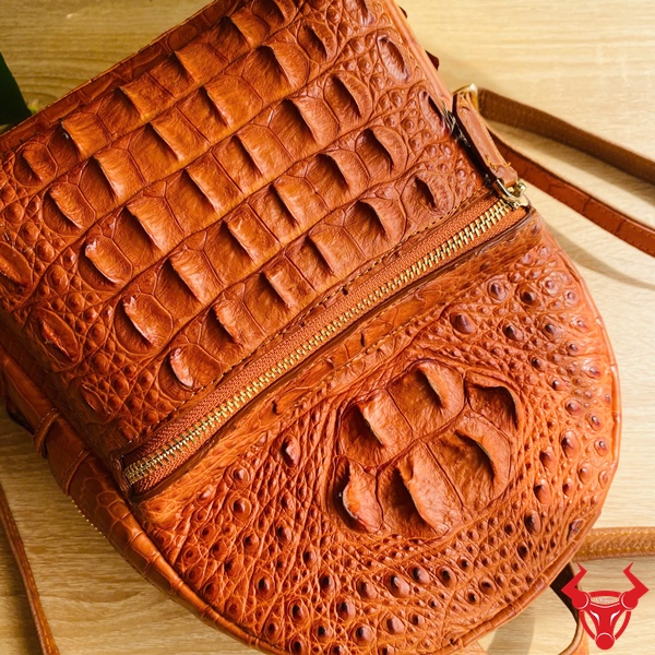 DBA4 Balo Nữ Vàng Bò – Phụ Kiện Thời Trang Cao Cấp Balo nữ da cá sấu gù màu vàng bò tinh tế.