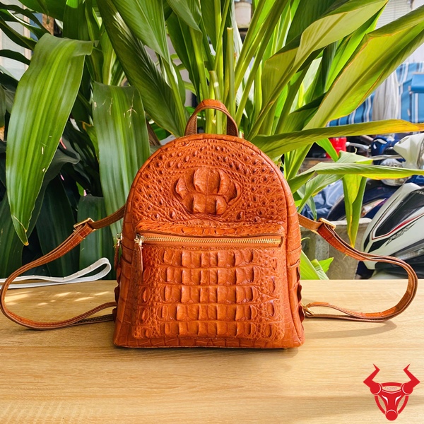 Balo Nữ Da Cá Sấu Gù Vàng Bò DBA4 Cao Cấp Balo nữ da cá sấu gù DBA4 màu vàng bò cao cấp.