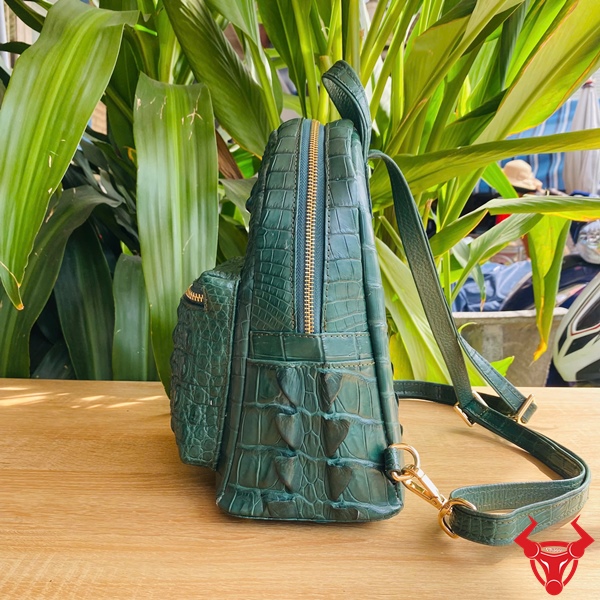 Balo Nữ Da Cá Sấu Gù Xanh Lá DBA4 Cao Cấp Balo nữ màu xanh lá làm từ da cá sấu gù nguyên tấm.