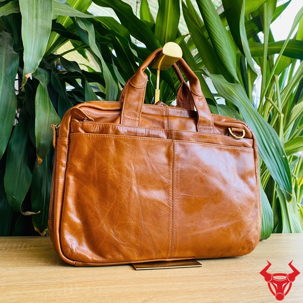 Cặp Công Sở CD62 Da Bò Thật – Phong Cách Doanh Nhân Cặp da bò cao cấp CD62 màu nâu bò dành cho doanh nhân.