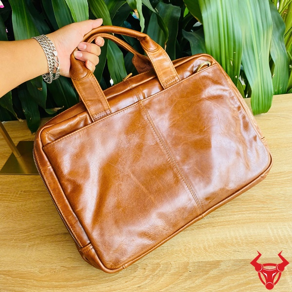 Cặp Công Sở Da Bò CD62 – Tối Giản Nhưng Sang Trọng Cặp xách da bò CD62 đa ngăn màu nâu bò.