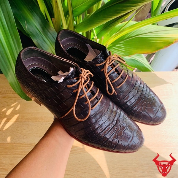 Đánh bóng giày da cá sấu sau khi thay đế mới.