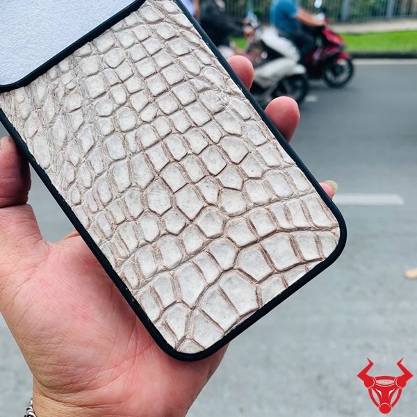 Ốp Lưng Da Bụng Cá Sấu Thật Bảo Vệ Chắc Chắn iPhone 17 Pro Max Ốp lưng da cá sấu thật cho iPhone 17 Pro Max màu bạch tạng cao cấp.