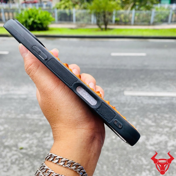Ốp Lưng Gù Lớn iPhone 16 Promax – Tôn Vinh Vẻ Sang Trọng Từng Chi Tiết Ốp lưng da cá sấu gù vàng cam cho iPhone 16 Promax – đậm chất cá tính và quyền lực.