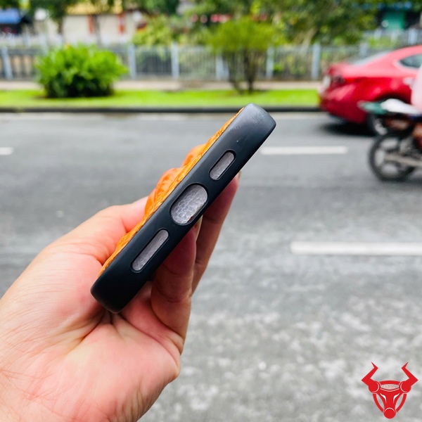 Da Cá Sấu Vàng Cam – Vẻ Đẹp Quyền Lực Dành Cho iPhone 16 Promax Ốp lưng da cá sấu thật vàng cam – sự kết hợp hoàn hảo giữa độ bền và đẳng cấp.