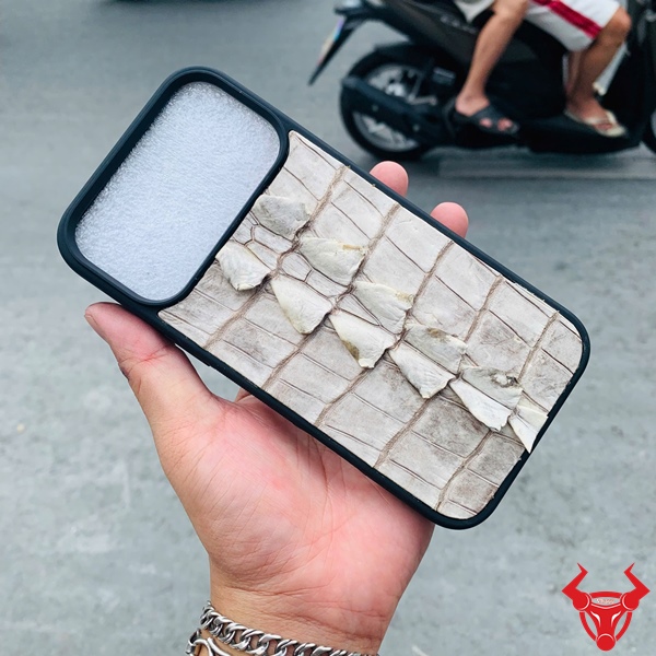 Ốp Lưng Da Thật Sang Trọng Cho iPhone 17 Pro Max Màu Bạch Tạng Ốp da cá sấu thật, gam màu bạch tạng, phụ kiện thời trang đẳng cấp.