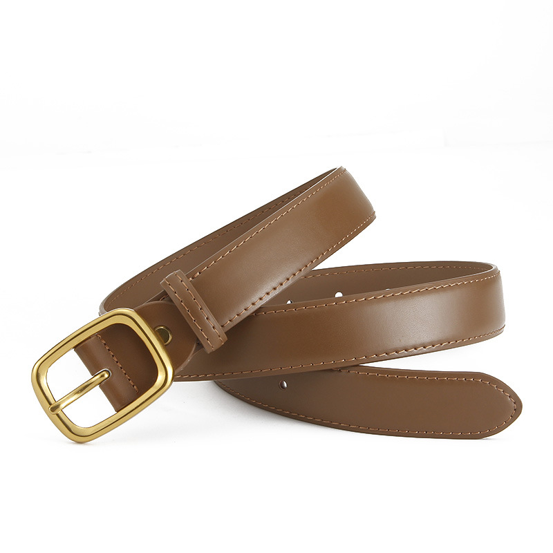 Ảnh chụp nghiêng thắt lưng nữ da bò thật màu nâu TLK45, bản 2.8cm Ảnh chụp nghiêng thắt lưng nữ da bò thật màu nâu TLK45, bản 2.8cm, khóa kim vàng tinh tế, phô diễn độ mềm mịn và độ bóng tự nhiên của da.