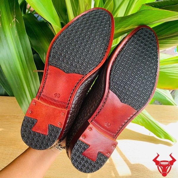 Thợ VR360 tháo đế giày cá sấu để thay mới thủ công.