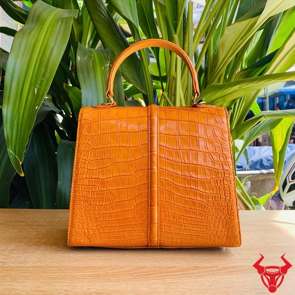 TAFA8 Màu Vàng Bò – Túi Cá Sấu Sang Trọng Cho Nàng Túi nữ đeo chéo da cá sấu TAFA8 màu vàng bò.