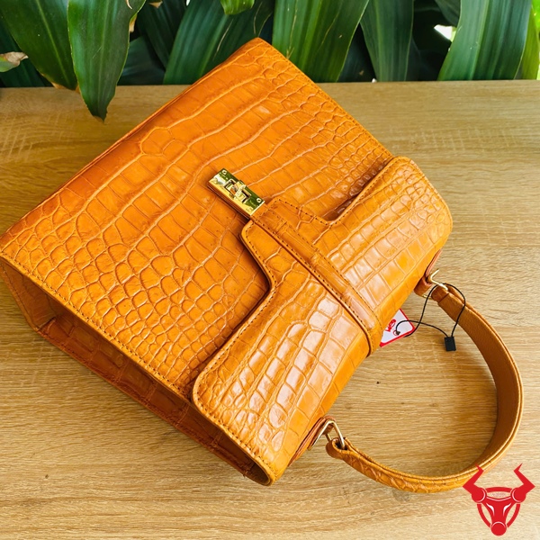 TAFA8 – Túi Da Bụng Cá Sấu Nữ Màu Vàng Bò Túi nữ da bụng cá sấu TAFA8 vàng bò thời trang.
