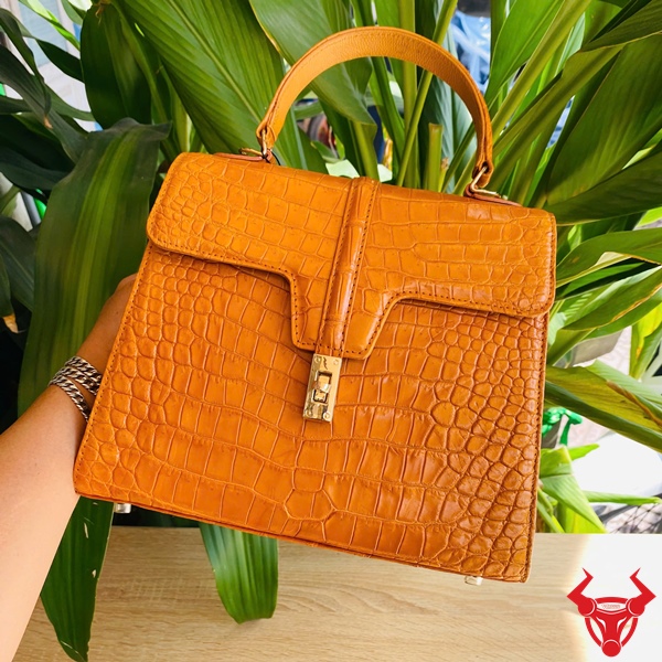 Túi Cá Sấu TAFA8 – Vẻ Đẹp Quý Phái Cho Quý Cô Túi nữ sang trọng TAFA8 da bụng cá sấu vàng bò.