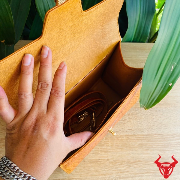 Túi Đeo Chéo TAFA8 Vàng Bò – Tinh Tế & Sang Trọng Túi đeo chéo thời trang TAFA8 màu vàng bò.