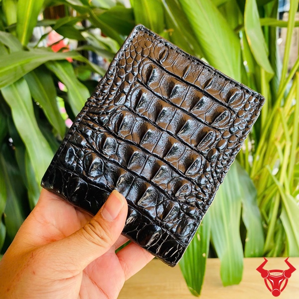 Ví Đen Da Cá Sấu Gai Lưng – Thiết Kế Độc Đáo Ví nam màu đen da cá sấu gai lưng độc đáo.