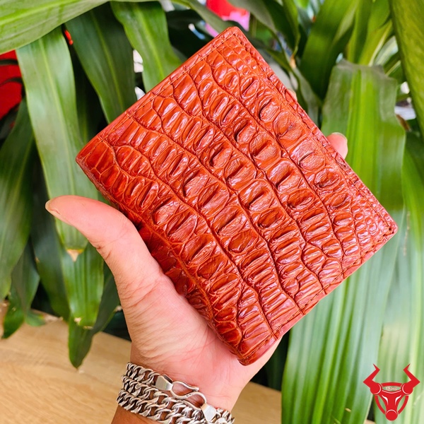 Ví Đứng Da Cá Sấu Gai Lưng Màu Nâu Đỏ Độc Đáo Ví đứng da gai lưng cá sấu màu nâu đỏ sang trọng.