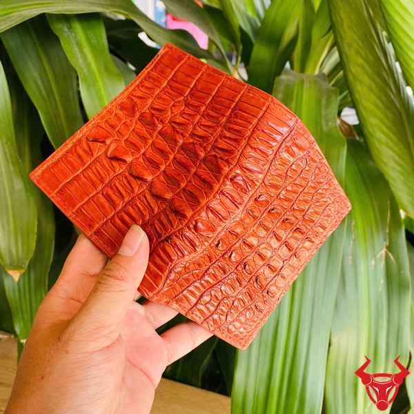 Ví Nam Cao Cấp Màu Nâu Đỏ Sáng – Da Cá Sấu Gai Lưng Ví nam form đứng màu nâu đỏ sáng da cá sấu.