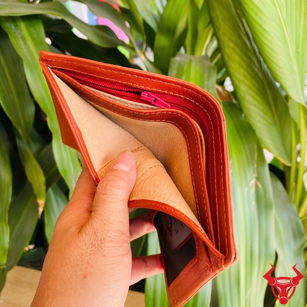 Ví Cá Sấu Gai Lưng Cao Cấp Cho Nam – Tông Nâu Đỏ Sáng Ví nam da cá sấu gai lưng gọn nhẹ màu nâu đỏ.
