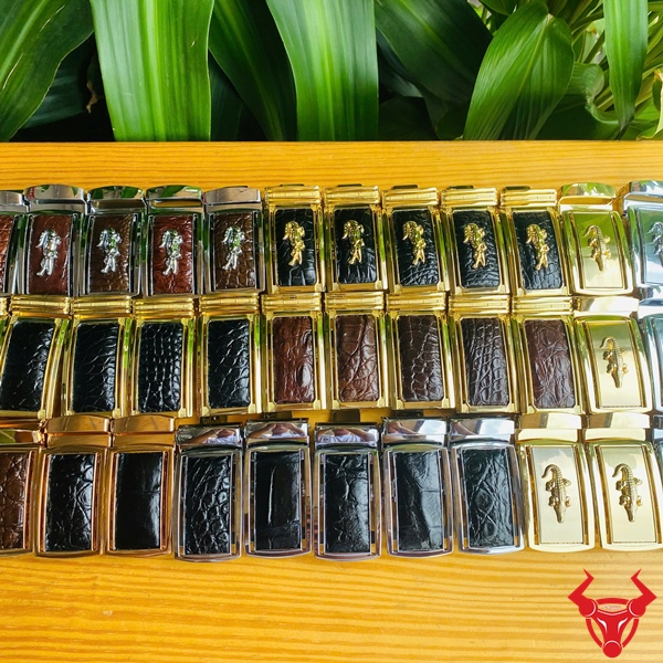 Đầu Khóa Thắt Lưng Da Cá Sấu Vân Tự Nhiên Cận cảnh đầu khóa dây nịt dán da cá sấu cao cấp.