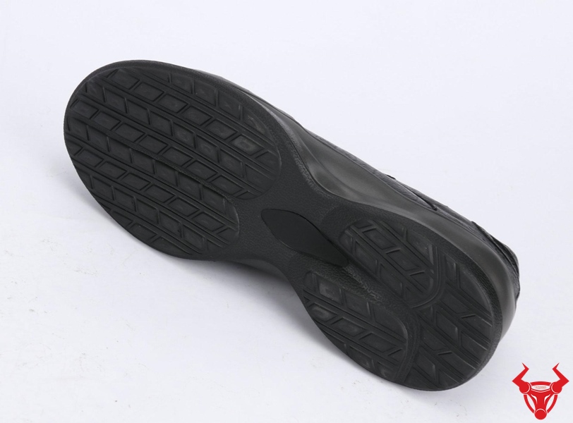 Giày sneaker da đà điểu form thể thao năng động.