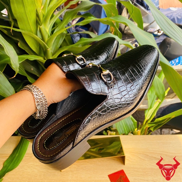 Giày Sục Thời Trang Da Bụng Cá Sấu Cao Cấp Giày sục da bụng cá sấu gắn phụ kiện cao cấp.