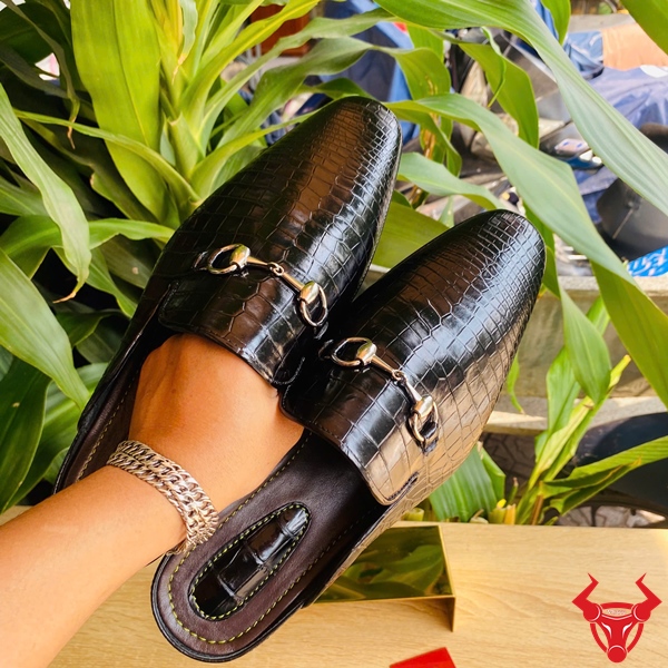 Giày Sục Cá Sấu Phong Cách Doanh Nhân Giày sục cá sấu phong cách lịch lãm sang trọng.