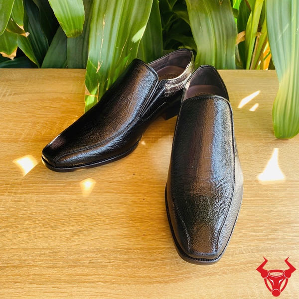Giày Da Chân Đà Điểu Đen Đẳng Cấp Doanh Nhân Giày da chân đà điểu trơn màu đen.