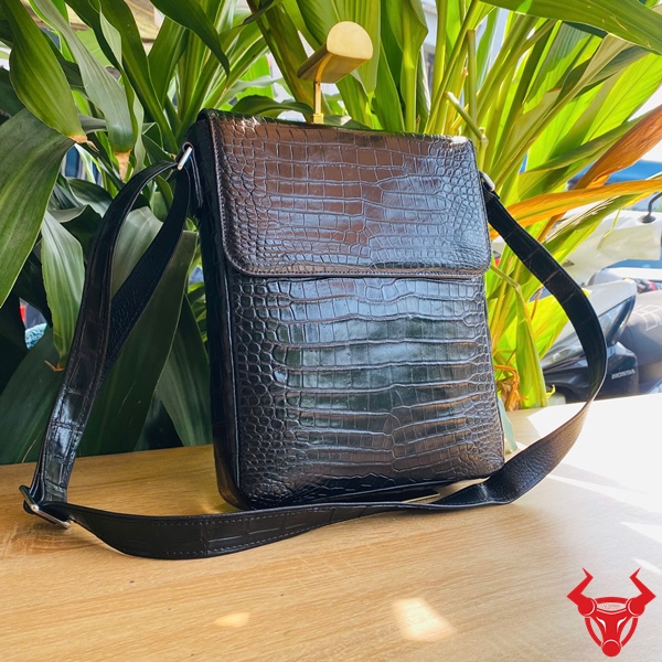 Túi Da Cá Sấu Nam TYC05 – Sang Trọng & Tinh Xảo Túi chéo da cá sấu thiết kế riêng sang trọng.