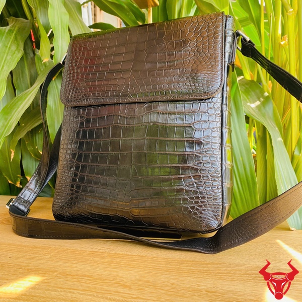 Phụ Kiện Da Cá Sấu TYC05 – Dòng Sản Phẩm Cao Cấp Túi chéo nam da cá sấu cao cấp TYC05.
