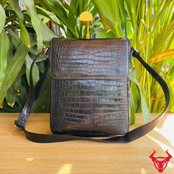 Túi Đeo Chéo Da Cá Sấu TYC05 Cao Cấp – Thiết Kế Theo Yêu Cầu Túi đeo chéo da cá sấu TYC05 cao cấp phong cách nam.