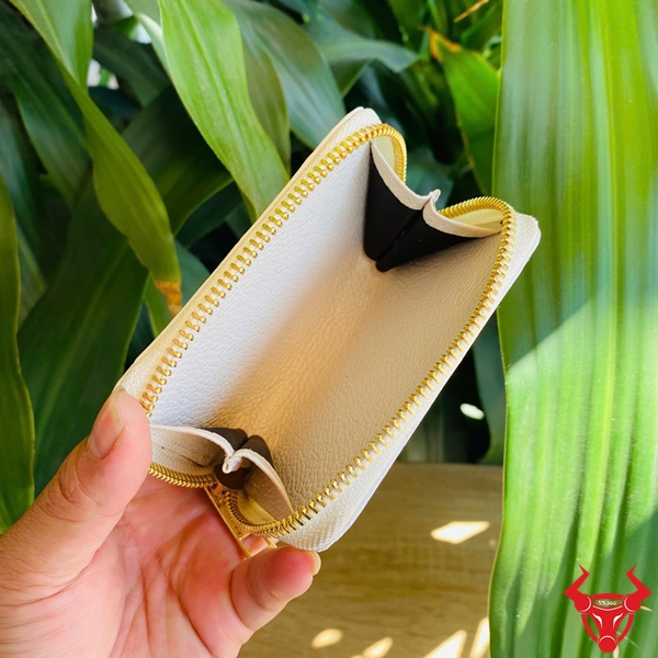 Ví Cá Sấu Mini Màu Trắng – Phụ Kiện Thời Trang Tinh Gọn Ví cá sấu thật màu trắng thiết kế thời trang tinh tế.