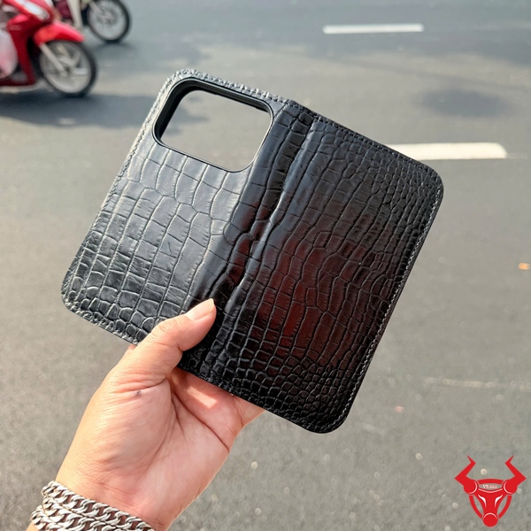 Bao Da iPhone 17 Pro Da Cá Sấu ELBA8 Cao Cấp Bao da cá sấu ELBA8 cho iPhone 17 Pro cao cấp.