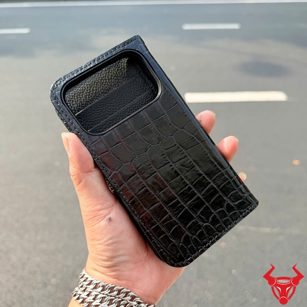 Flip Cover iPhone 17 Pro Da Cá Sấu Màu Đen Bao da flip cover da cá sấu ELBA8 cầm chắc tay.
