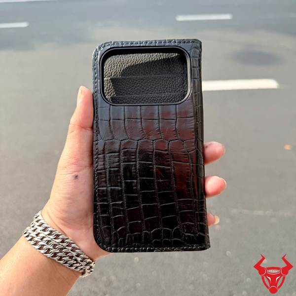 Bao Da Flip Cover iPhone 17 Pro Da Bụng Cá Sấu ELBA8 Bao da flip cover iPhone 17 Pro da bụng cá sấu ELBA8 màu đen.