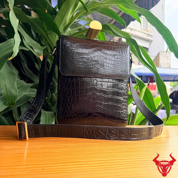 Túi Da Cá Sấu Nam TYC05A – Phụ Kiện Cao Cấp Túi da cá sấu nam đeo chéo TYC05A cao cấp