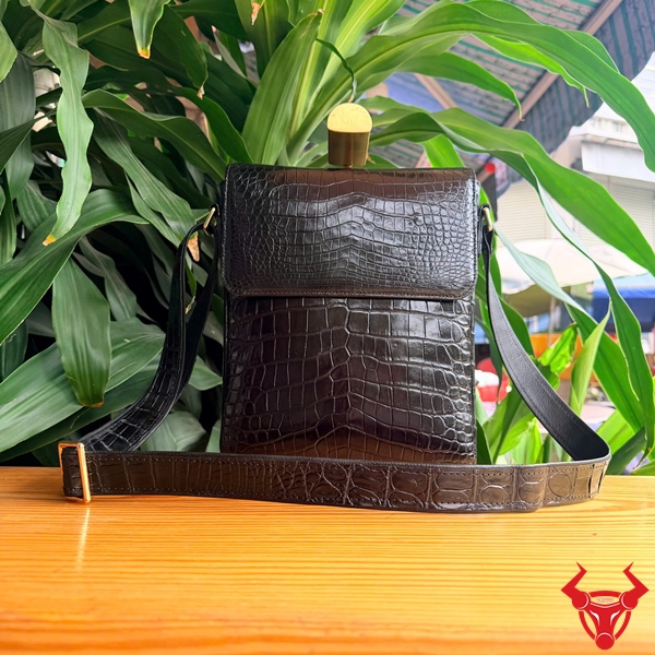 Túi Da Cá Sấu Nam Đeo Chéo TYC05A Màu Đen Cao Cấp Túi da cá sấu nam đeo chéo TYC05A màu đen cao cấp