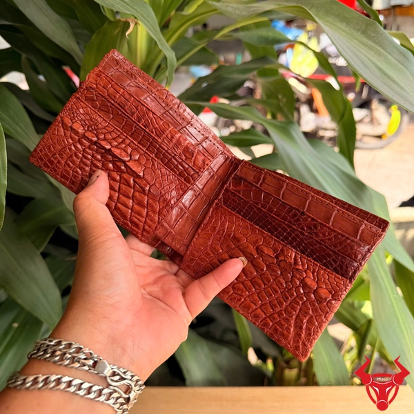 Ví Nam Da Cá Sấu Nâu Đỏ Nổi Bật Ấn Tượng Ví da cá sấu da bụng vân đều màu nâu đỏ