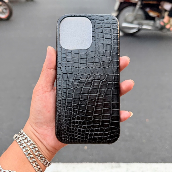 Ốp lưng da cá sấu bụng full viền iPhone 15 Pro Max EXEAA8 đen Ốp lưng da cá sấu bụng iPhone 15 Pro Max full viền EXEAA8 màu đen