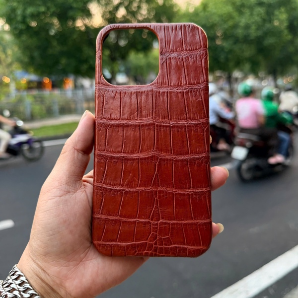 Ốp lưng da cá sấu bụng full viền iPhone 15 Pro Max EXEAA8 Ốp lưng da cá sấu bụng iPhone 15 Pro Max full viền EXEAA8 màu nâu đỏ