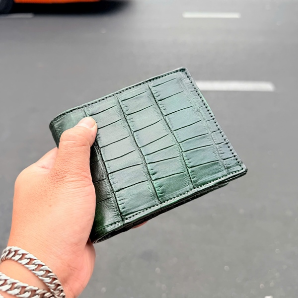 Ví Nam VCA8 Da Bụng Cá Sấu 2 Mặt Sang Trọng Ví nam VCA8 da bụng cá sấu 2 mặt màu xanh lục.