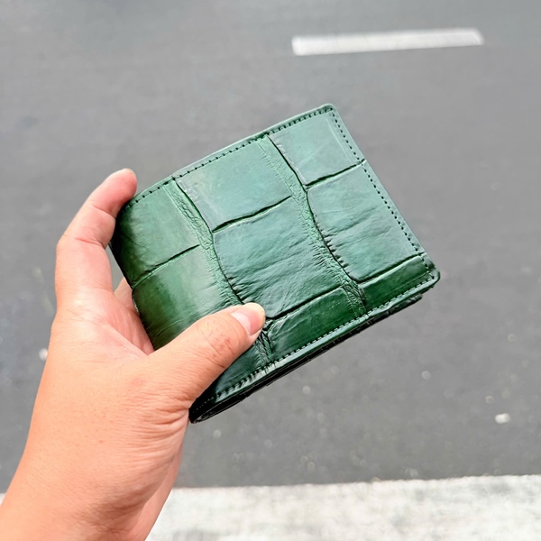 Ví Cá Sấu Nam 2 Mặt Vân Lớn Không Đại Trà Ví cá sấu nam 2 mặt da bụng vân lớn màu xanh lục.